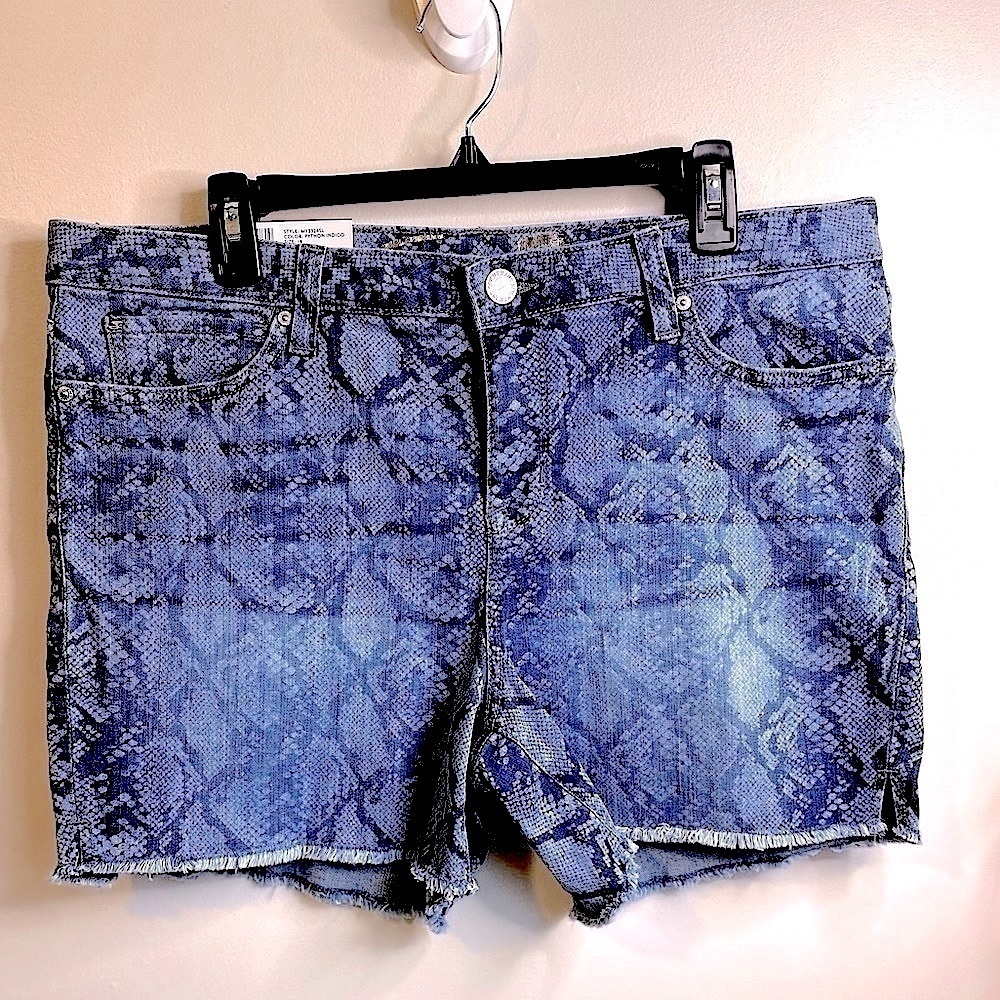 NWT Seven7 Weekend Denim Shorts Indigo Python Print Size 14 - Picture 2 of 11